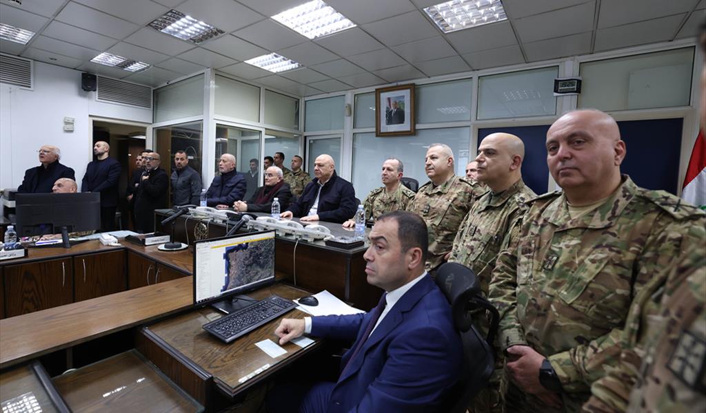 الرئيس عون خلال زيارته غرفة العمليات المركزية في اليرزة