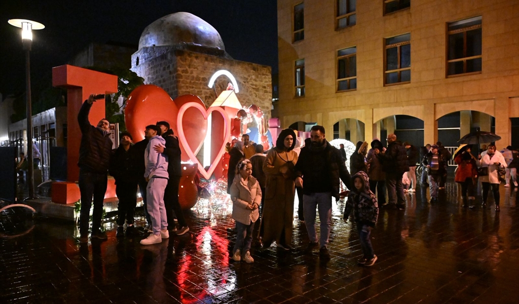 كباراً وصغاراً أمام لوحة «أحب بيروت» على مدخل أسواق بيروت
