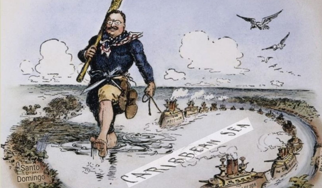 رسم كاريكاتيري يجسد روزفلت وهو يحمل عصا غليظة على كتفه ويجر أسطوله أثناء تطبيقه لسياسته بالكاريبي.