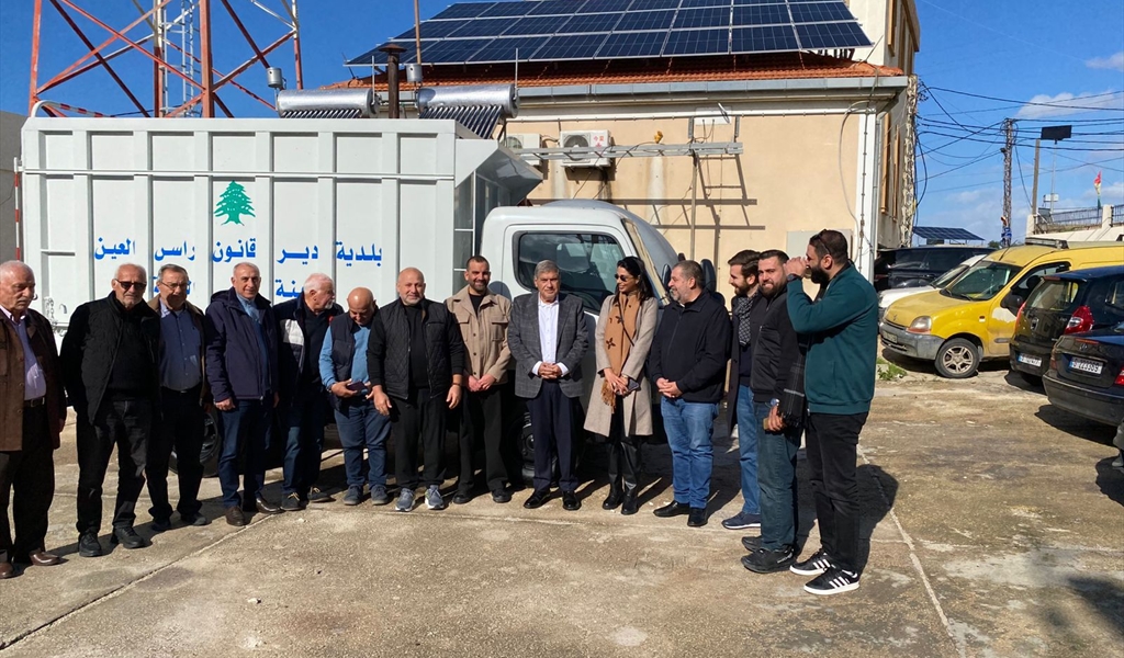 المهندس سقلاوي يتوسط المشاركين في الجولة