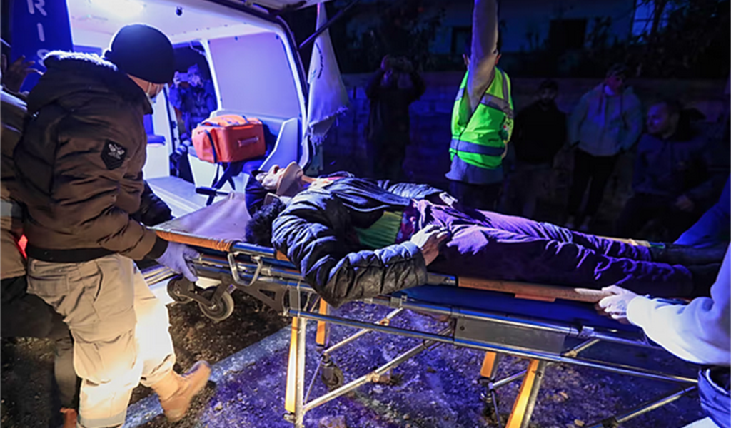 مصاب مدني بالغارة على قناريت، ينقله الدفاع المدني الى المستشفى