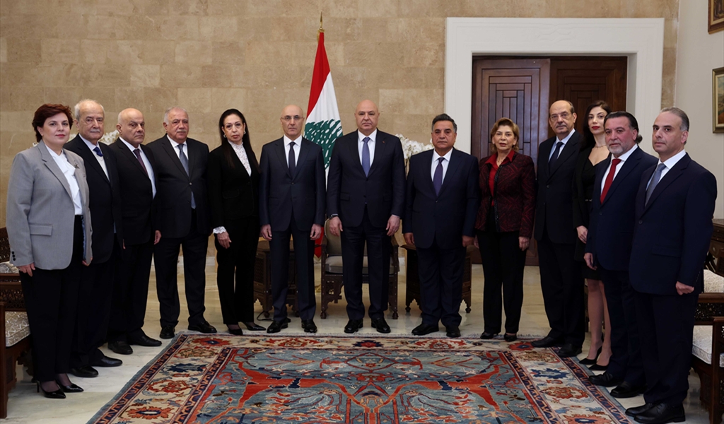 الرئيس عون متوسطاً وفد هيئة الإشراف على الانتخابات