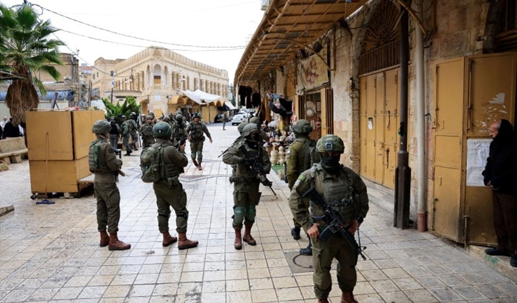 جنود إسرائيليون في مدينة الخليل بالضفة