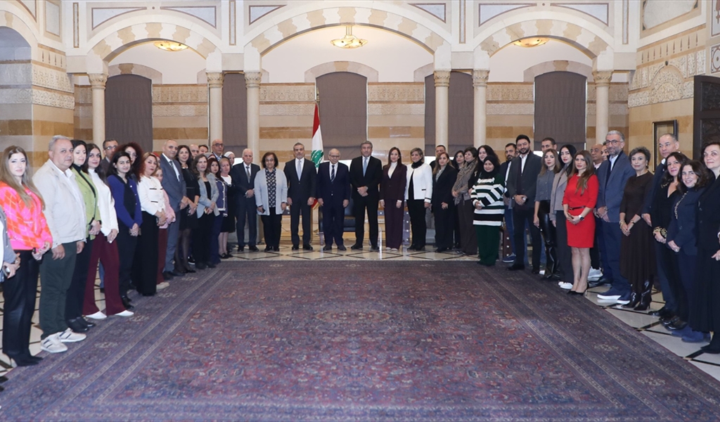 الرئيس سلام متوسطاً الموظفين في السراي