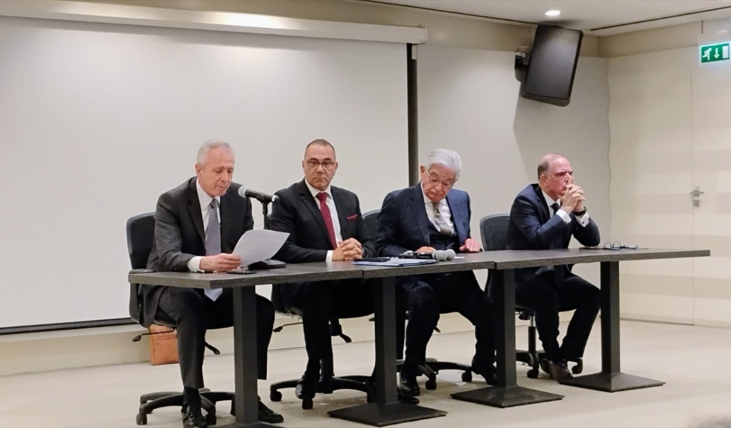 متحدثون في اجتماع جمعية المصارف