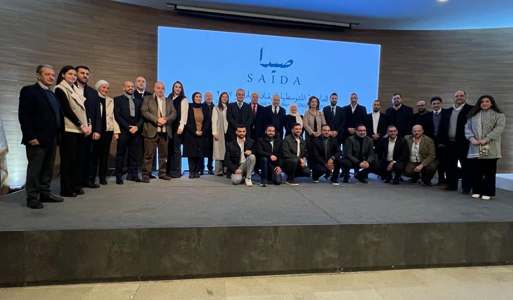 وزير الثقافة متوسطاً المشاركين