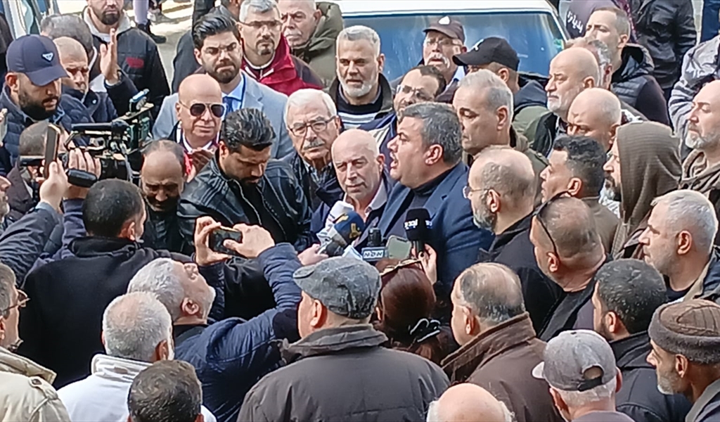 موظفو القطاع العام والمتقاعدون يقطعون الطرق احتجاجًا على الظلم المالي والاجتماعي