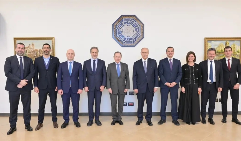 النائب مخزومي متوسطاً الموفد الفرنسي والنواب المشاركين في اللقاء