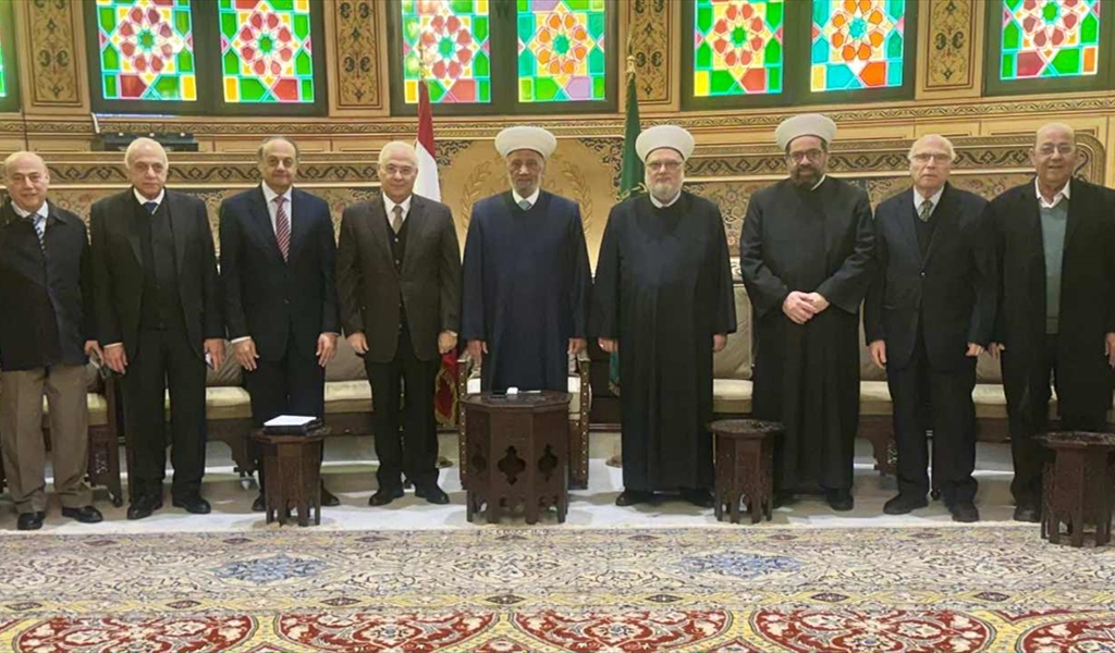 المفتي دريان متوسطاً أعضاء وفد المركز الاسلامي - عائشة بكار