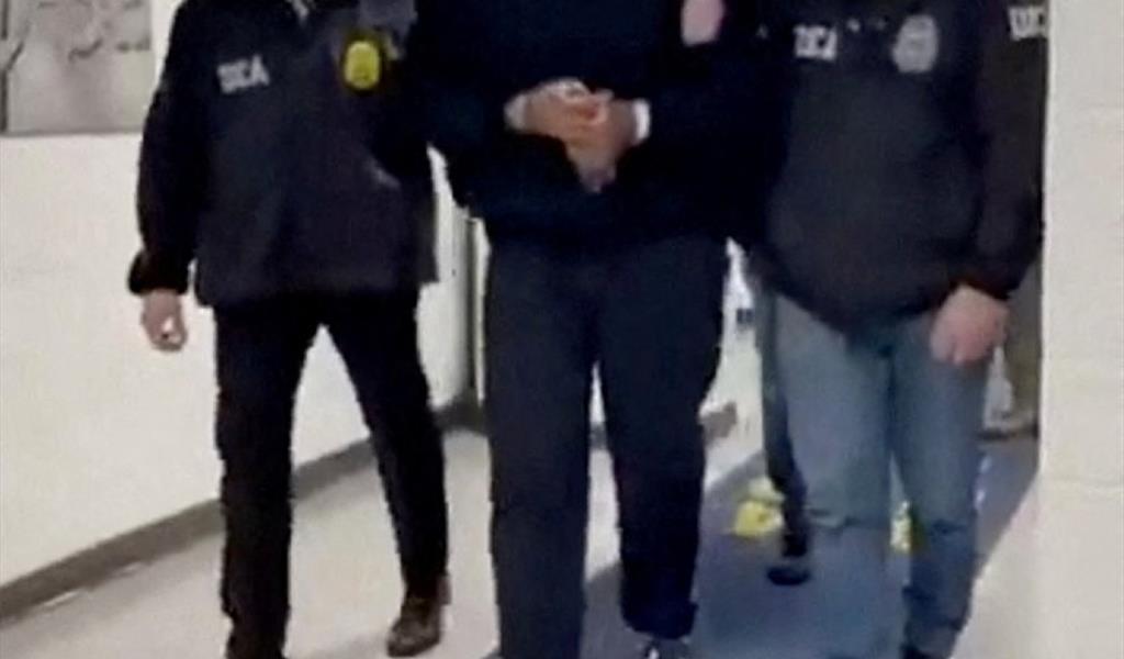 مادورو مقيد اليدين وسط رجال الامن الفيدرالي