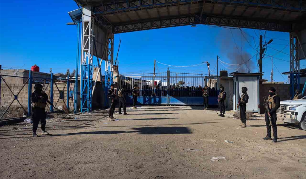 عناصر من الأمن السوري عند مدخل مخيم الهول