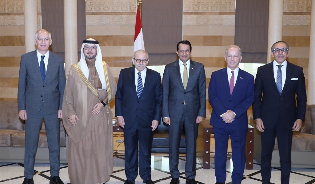 الرئيس سلام متوسطاً سفراء اللجنة الخماسية العربية الدولية وبدا من اليمين: المصري موسى، الأميركي عيسى، القطري سعود آل ثاني، السعودي بخاري والفرنسي ماغرو (محمود يوسف)