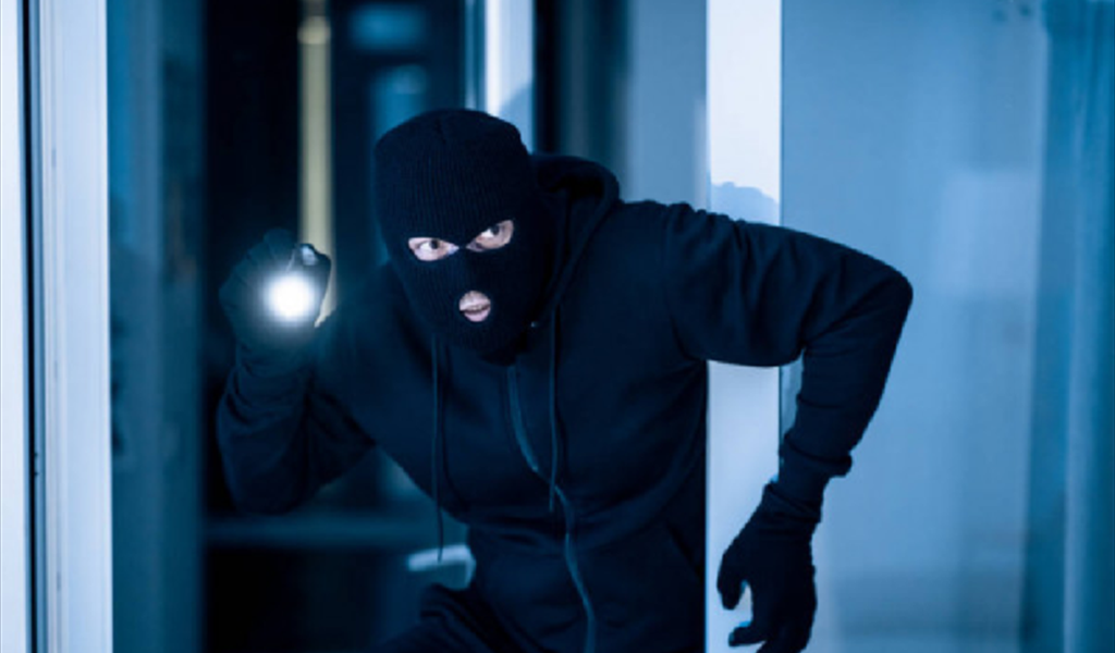 سرقة أموال وطوابع... ومكمن يوقع بالعصابة!