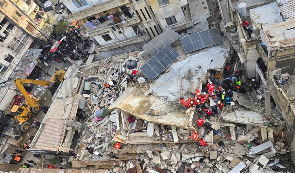 إنقاذ الأم والعمل مستمر لإخراج العائلة من تحت انقاض المبنى المنهار