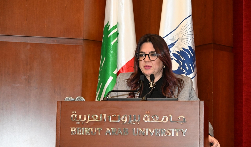 الدكتورة ديما كريديه تلقي المحاضرة
