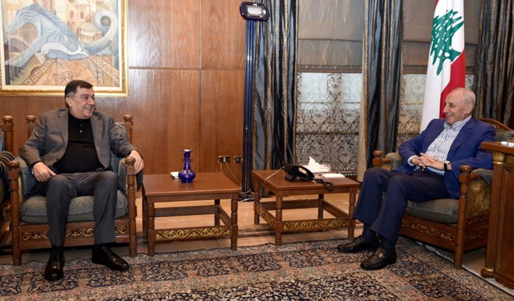 الرئيس بري مستقبلاً محمد الحوت (حسن إبراهيم)