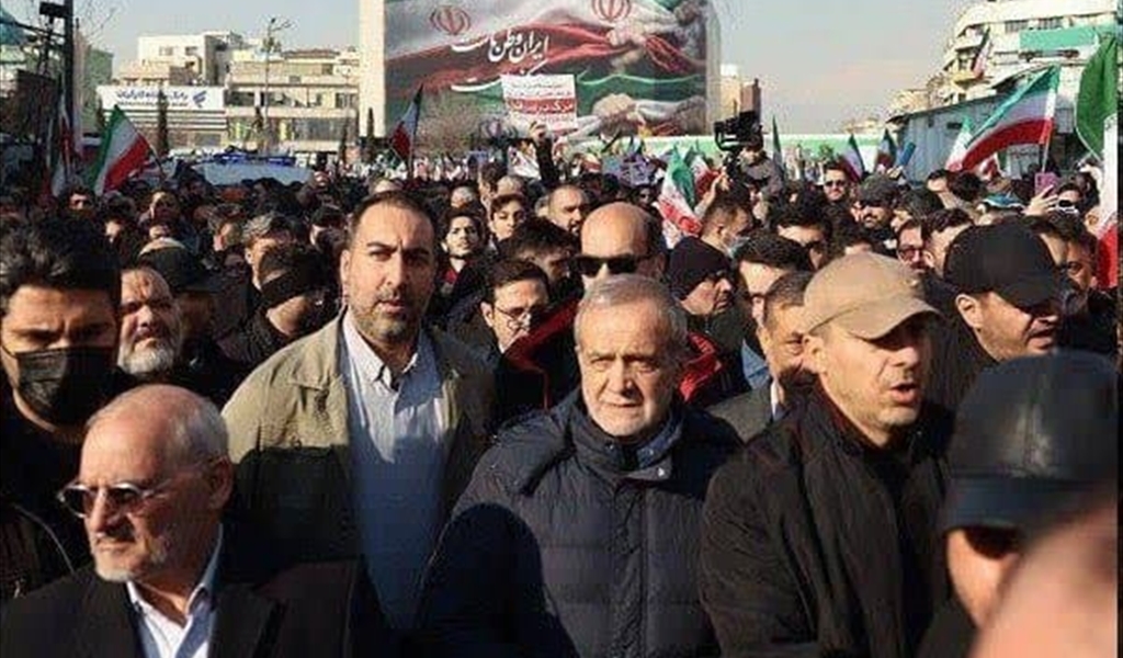 الرئيس الإيراني يشارك في المسيرات المؤيدة للحكومة في طهران