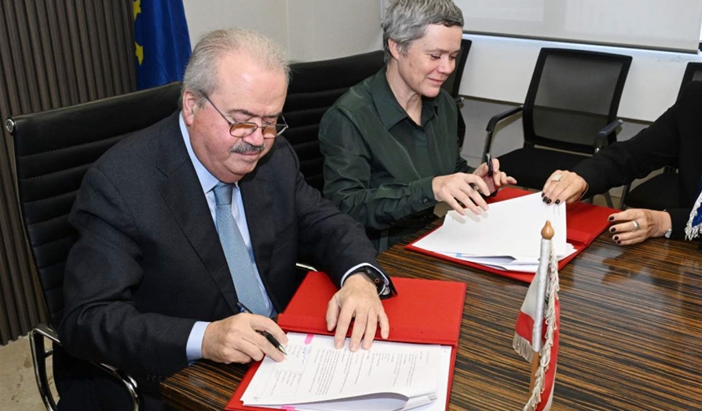 الوزير جابر خلال توقيع الاتفاقية