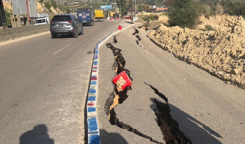 تشققات خطِرة على أوتوستراد صور