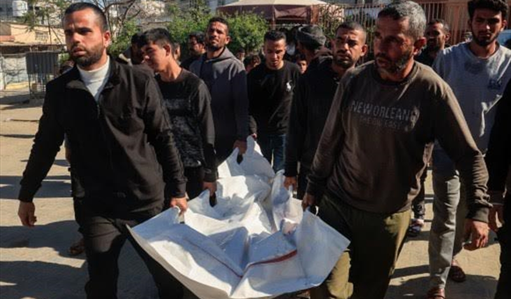 فلسطينيون يشيعون أحد الشهداء في غزة