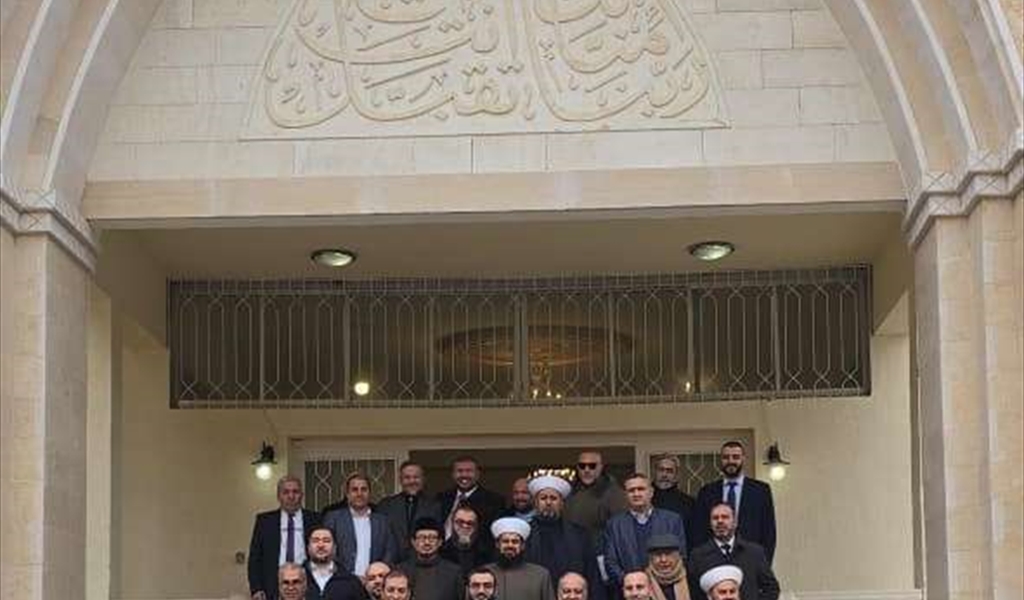 ممثل مفتي الجمهورية مفتي زحلة والبقاع الشيخ علي الغزاوي والقنصل الجوزو يتوسطان  المشاركين في المؤتمر