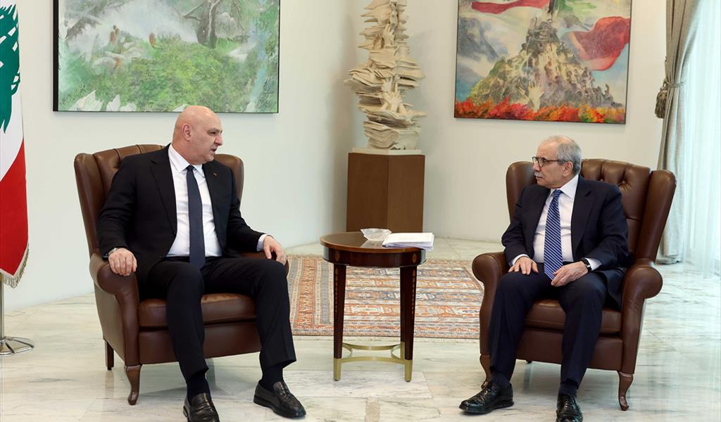 الرئيسان عون وسلام خلال اجتماعهما أمس قبل بدء جلسة مجلس الوزراء