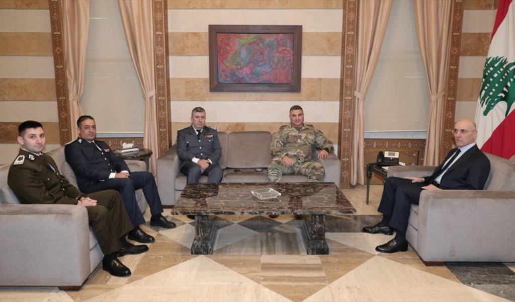 الوزير الحجار مع العميد الركن كفوري وضباط جهاز أمن المطار