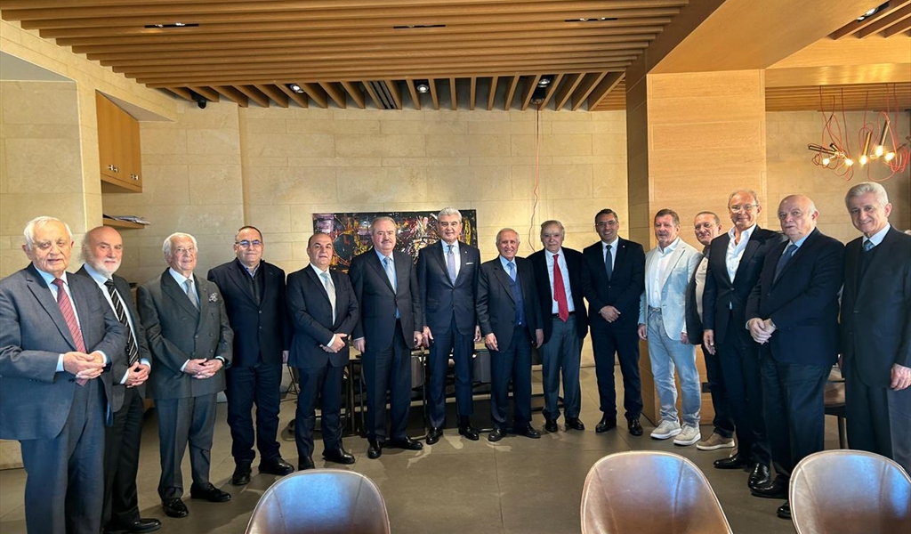 أبو زكي متوسطاً المشاركين في الغداء