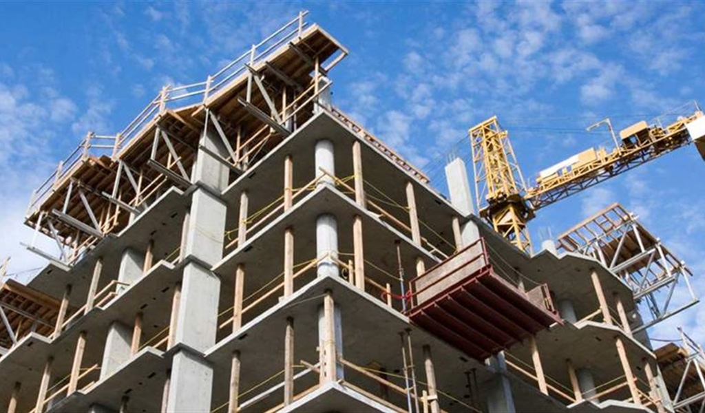 القطاع العقاري يسير بين «فخّ» مشروع الفجوة المالية... ونيران كلفة التراخيص