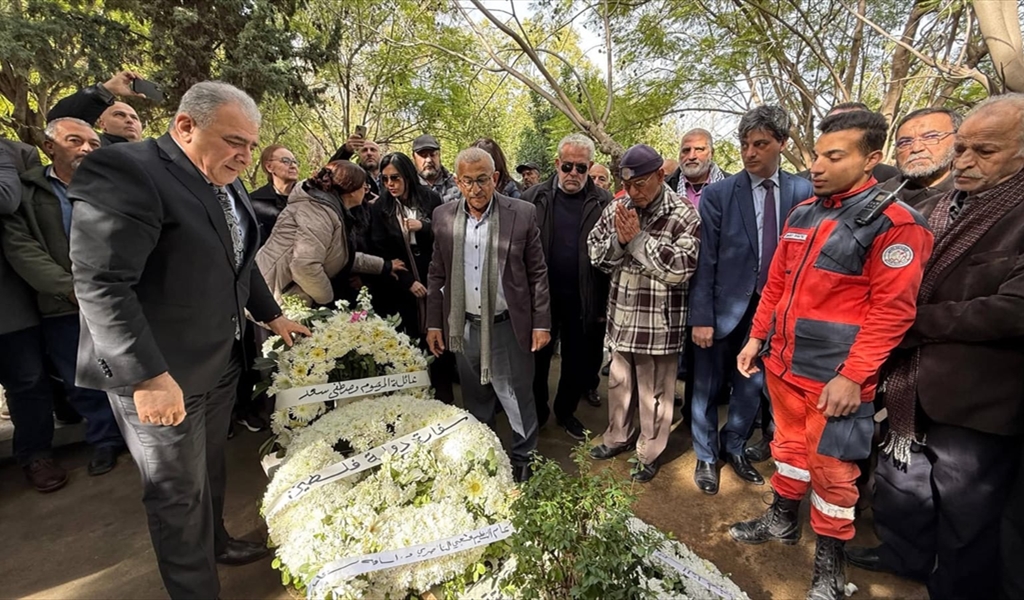 أسامة سعد والسفير أسعد  يضعان  إكليلاً من الزهر على الأضرحة