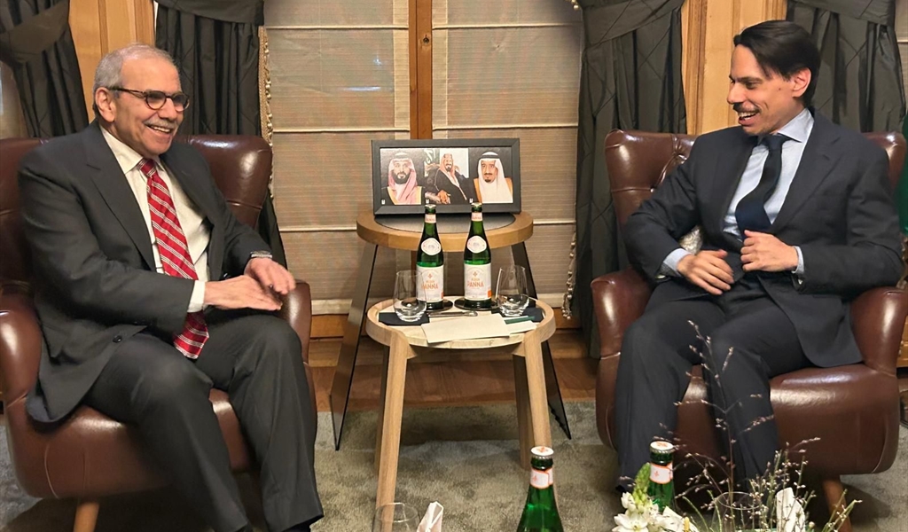 الرئيس سلام مجتمعاً مع وزير الخارجية السعودي الأمير فيصل بن فرحان في مقرِّ إقامته في دافوس