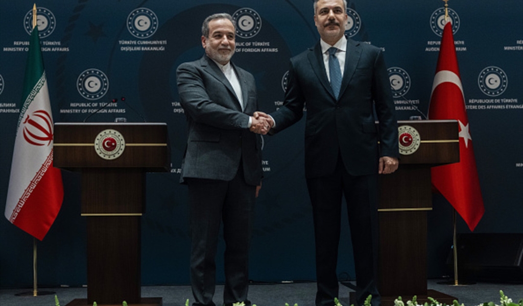 وزيرا الخارجية الإيراني والتركي خلال لقائهما أمس