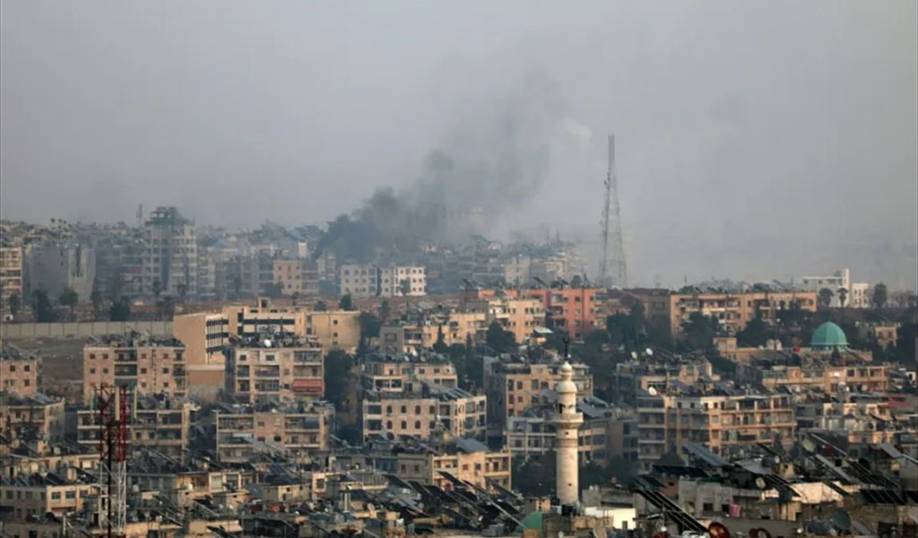 دخان القصف يتصاعد في أحياء حلب