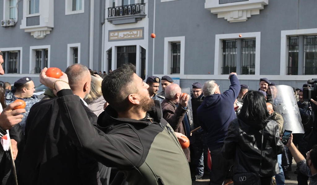 المحتجون يرشقون مبنى الجمارك بالبندورة (محمود يوسف)