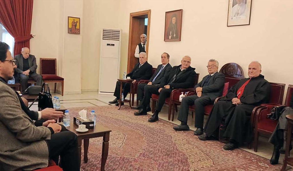 د. طلال المقدسي خلال تقبل التعازي بشقيقه