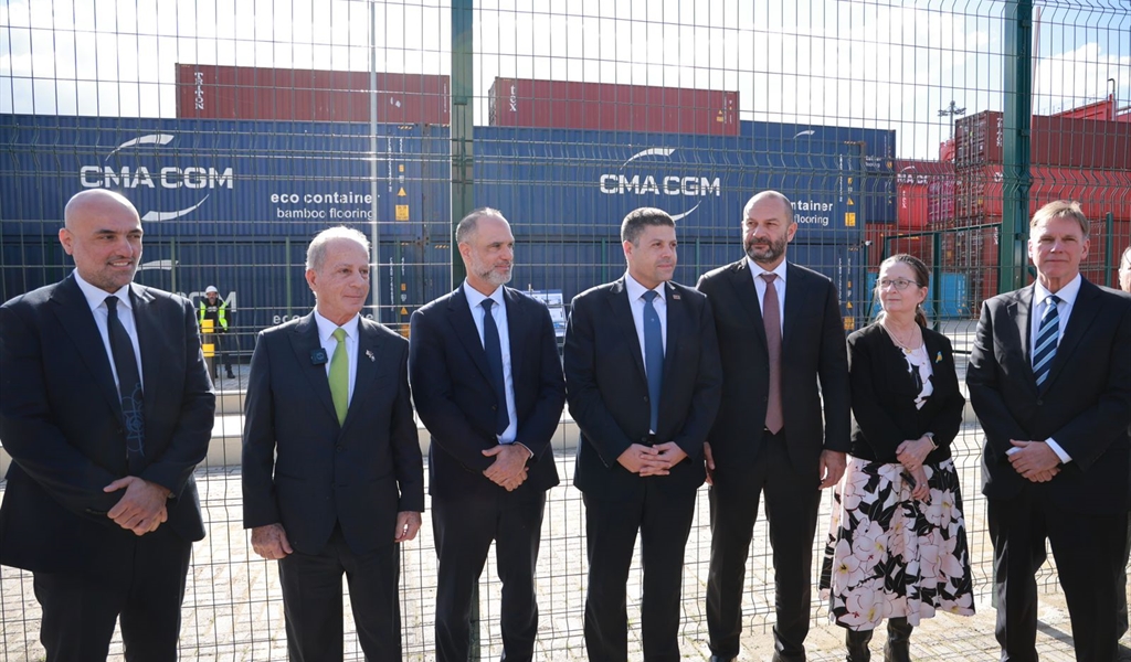 السفير الأميركي مع رسامني والنفّي وأعضاء مجلس الإدارة خلال زيارته مرفأ بيروت