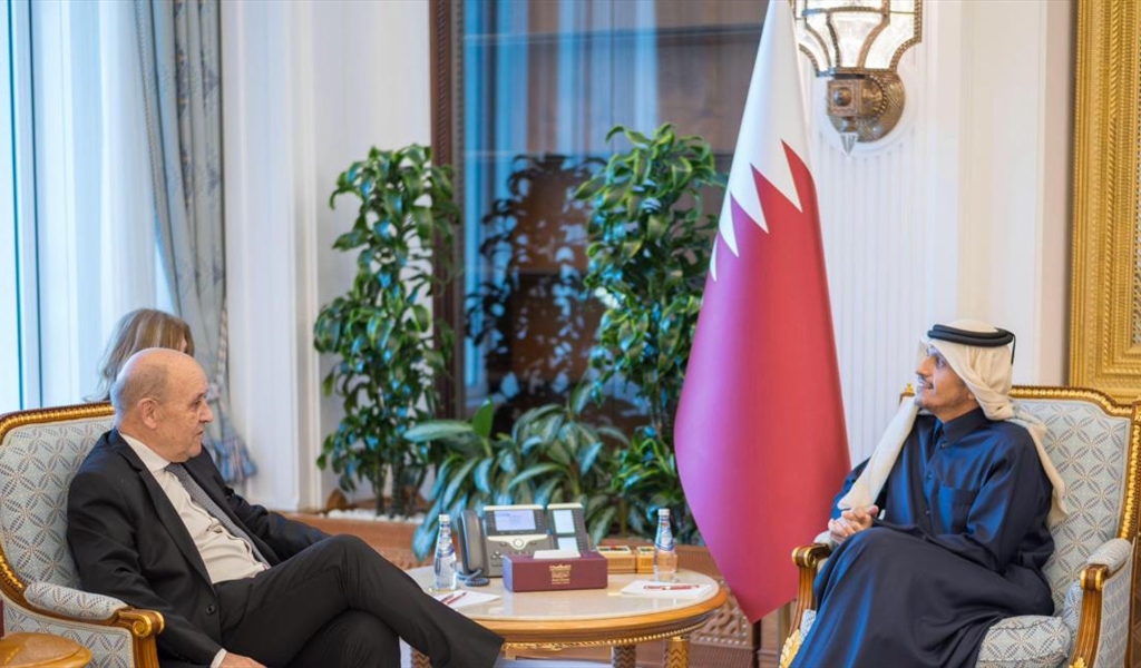 رئيس الوزراء القطري الشيخ محمد بن عبد الرحمن بن جاسم آل ثاني مجتمعاً مع الموفد الفرنسي لودريان في الدوحة