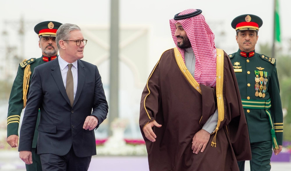 الأمير محمد بن سلمان وستارمر يبحثان تعزيز التعاون الثنائي