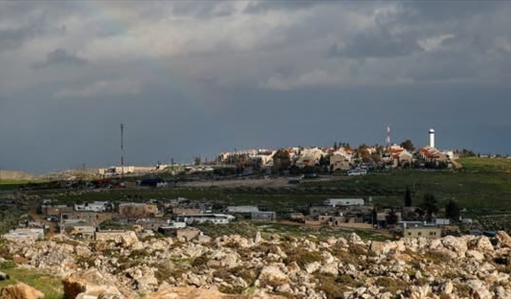 منازل لفلسطينيين أمام مستوطنة آدم الاسرائيلية بين القدس ورام لله في الضفة الغربية