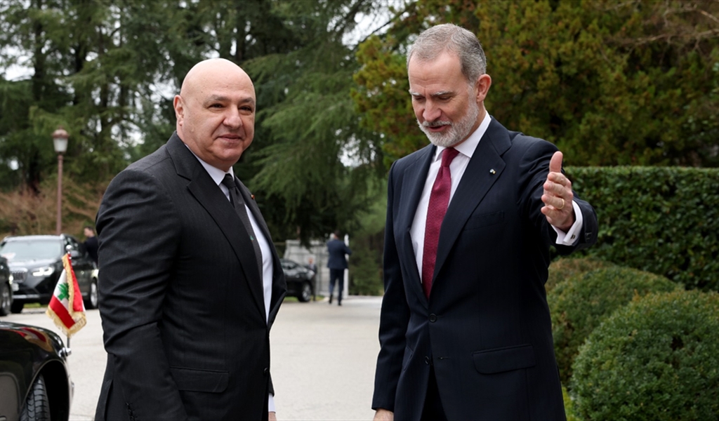 الملك الإسباني فيليب مرحباً بالرئيس عون في قصر تارتويلاه