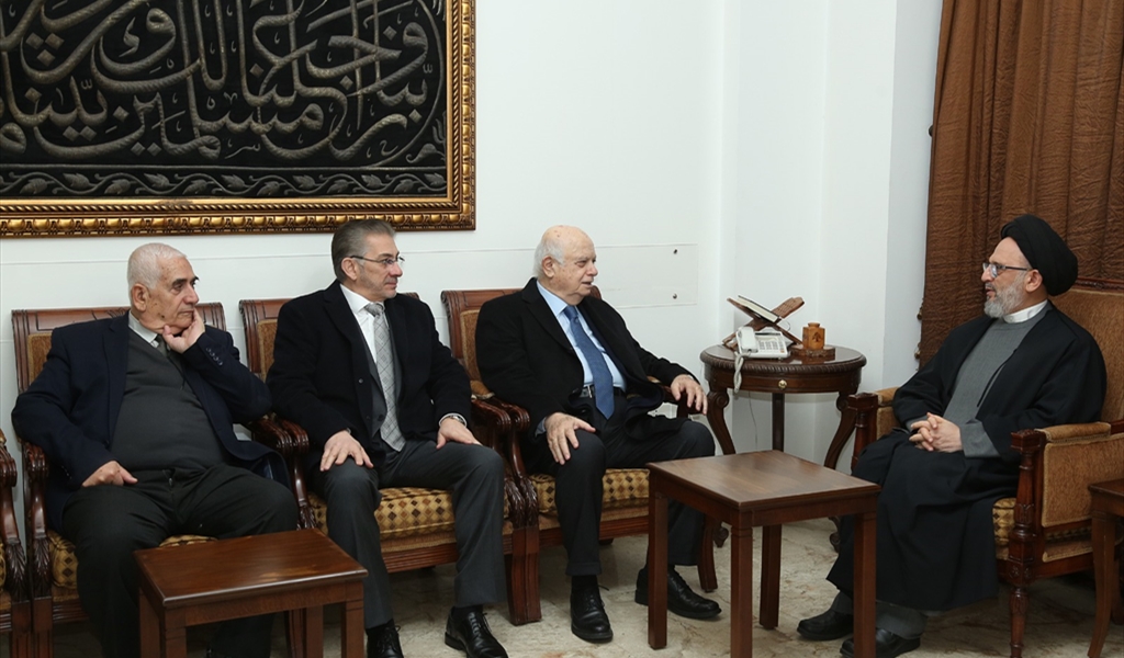 السيد فضل الله مع رئيس تحرير اللواء صلاح سلام والدكتور منيمنة والدكتور سعد