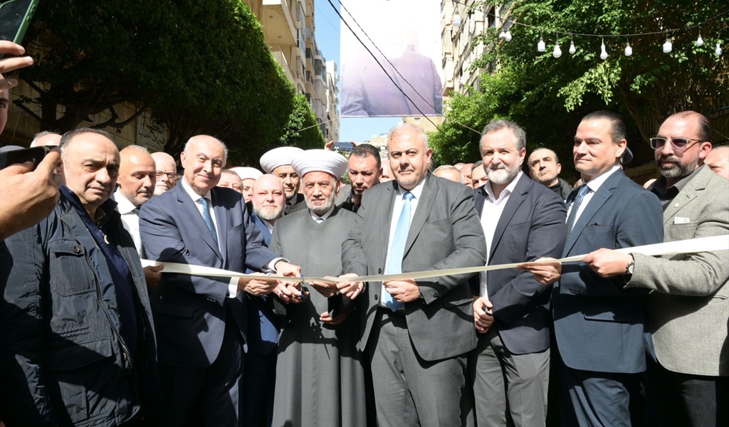 المفتي دريان والنائب مخزومي والمشاركون خلال قص شريط الافتتاح