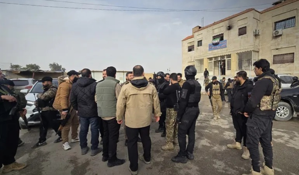عناصر من قوات الأمن الداخلي السوري أمام مركز شرطة المرور في مدينة الحسكة