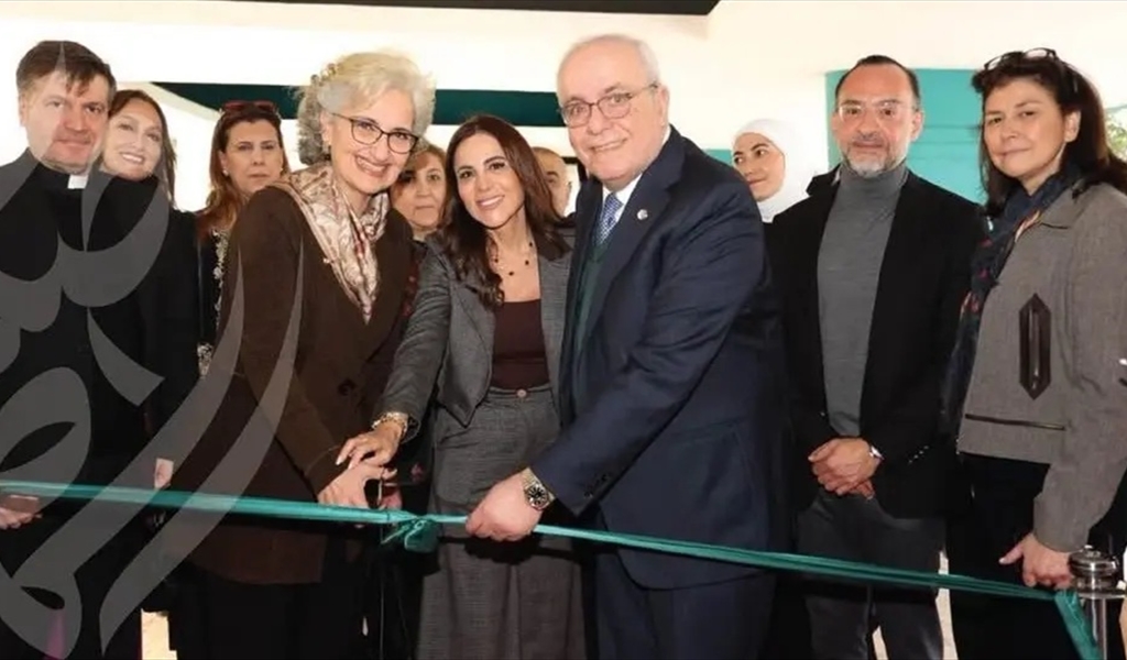 الوزيرة كرامي وسنو والبدوي يقصون شريط الافتتاح وتبدو الى اليمين ديانا طبارة