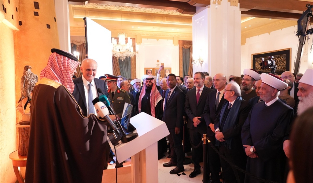 السفير السعودي وليد بخاري يتحدث في حفل يوم التأسيس، وبدا الى جانبه ممثل الرئيس بري النائب علي حسن خليل، وبدا من اليمين: شيخ العقل سامي أبو المنى، والمفتي الشيخ عبد اللطيف دريان، والنائب مروان حمادة، والوزير الحجار وصائب تمام سلام