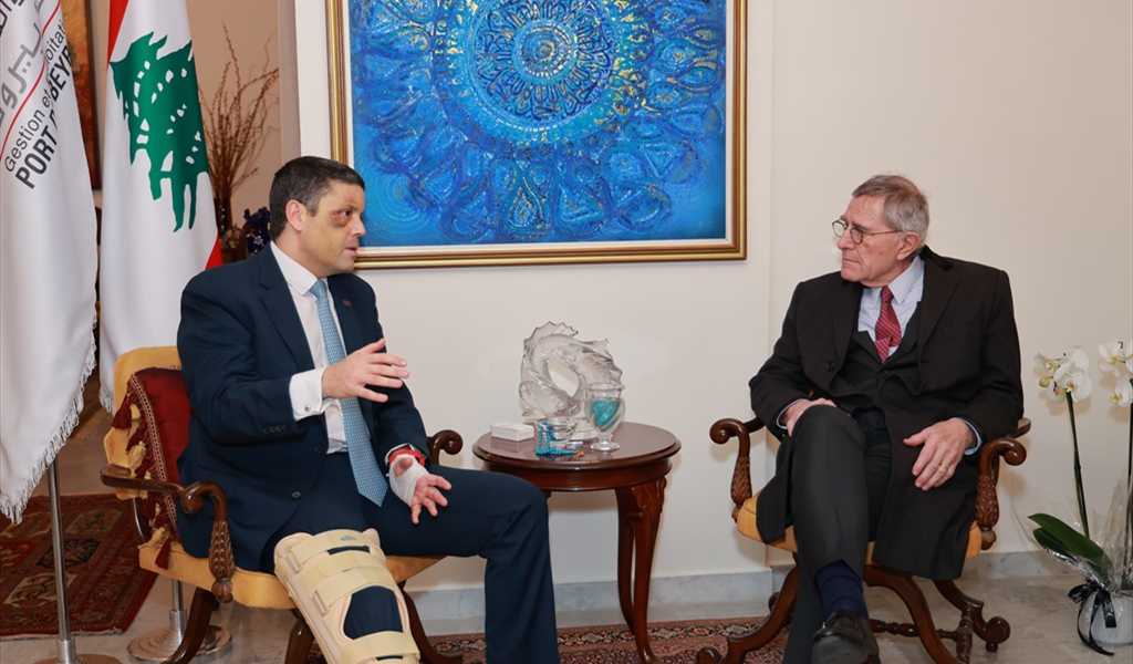 النفّي مستقبلاً المبعوث الخاص للرئيس الفرنسي