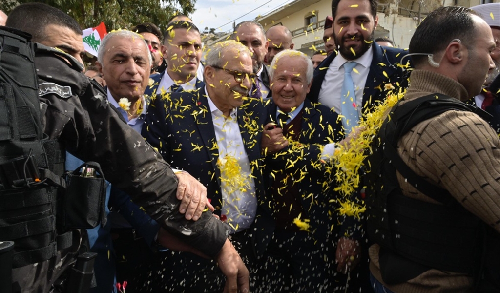 الأهالي ينثرون الورود ترحيباً برئيس الحكومة في يارين