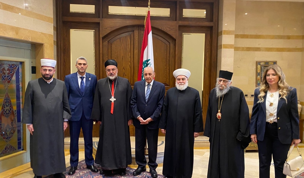 الرئيس بري متوسطاً الوفد الطرابلسي