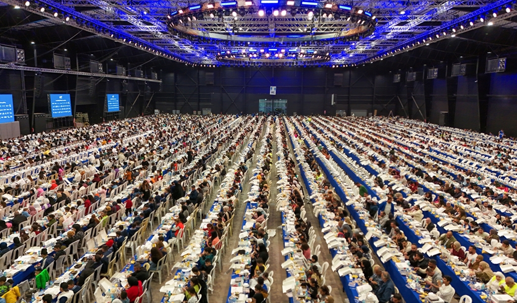 أكبر مائدة إفطار أُقيمت في البيال اول من امس وشارك فيها اكثر من 5800 صائم..