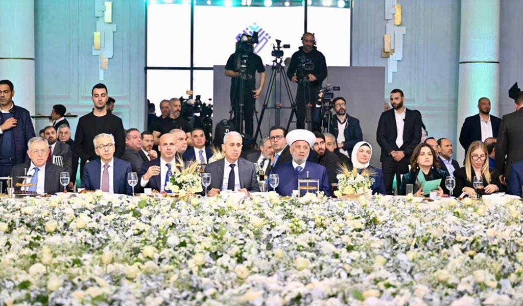 المفتي دريان وعقيلته يتوسطان النائب خواجه والقنصل الجوزو والوزير البساط والرئيس السنيورة والوزيرالحجار ويبدو من اليمين صائب سلام ورولا الطبش والوزيرة السيد